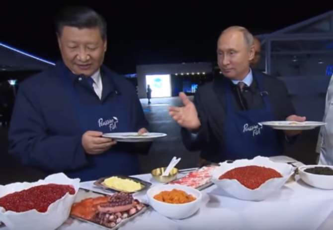 Путин и Си Цзиньпин пожарили блины на острове российский