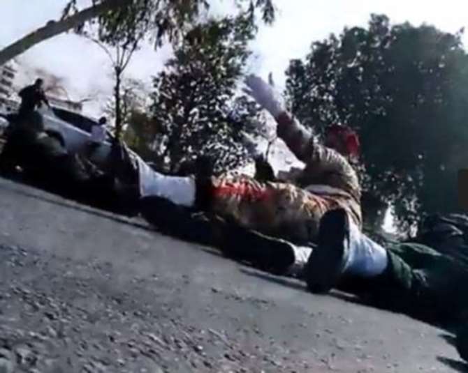 В Иране во время военного парада вооруженные люди открыли огонь по участникам
