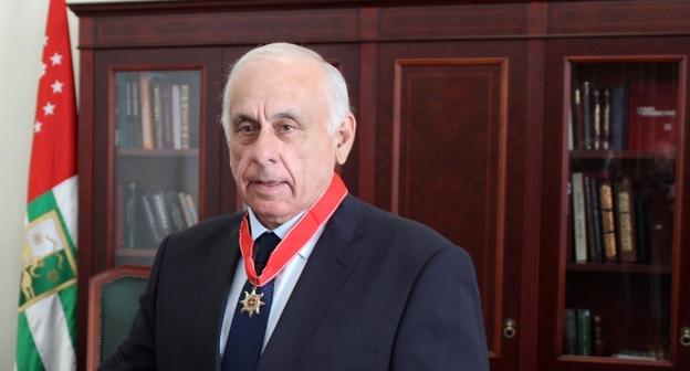 Премьер Абхазии умер на пути из Сирии