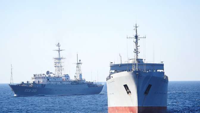 Порошенко поздравил украинских моряков с проходом в Азовское море