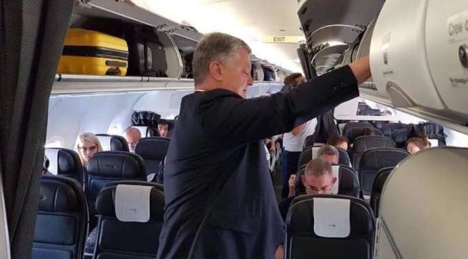 Экономный: сеть сразил «стоячий» полет Порошенко в самолете