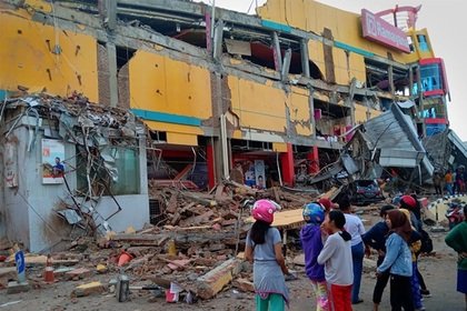 Число погибших землетрясения в Индонезии за сутки выросло вдвое