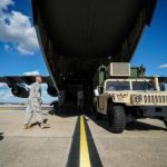 Военные США скинули бронеавтомобиль из самолета