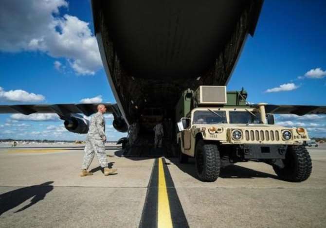 Военные США скинули бронеавтомобиль из самолета