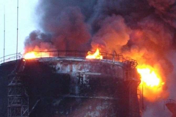 В фирме «Роснефти» в Югре загорелись два резервуара с нефтью