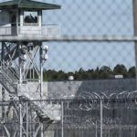 Находившийся в иммиграционной тюрьме в США житель россии скончался после попытки самоубийства