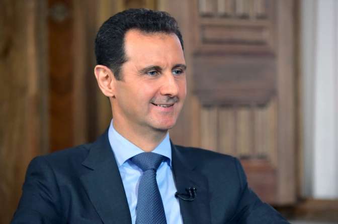 Граждане освобожденной сирийской провинции посадили Асада себе на плечи