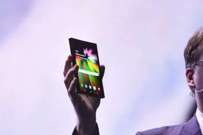 Самсунг показала складной смартфон с гибким дисплеем