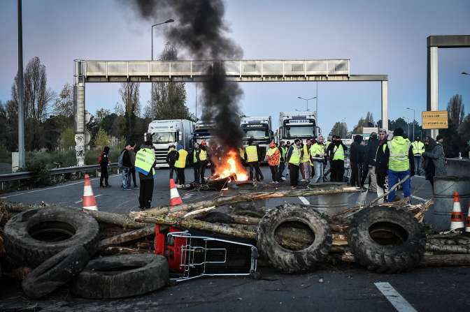 Противники поднятия цен на горючее во Франции начали перекрыть топливохранилища — AFP