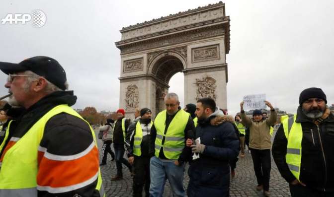 Милиция применила водометы и слезоточивый газ — Протесты в столице франции