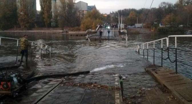 Не менее 300 человек эвакуировали из-за затонувшего понтонного моста в Ростове