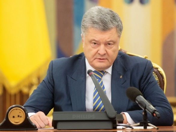 Порошенко потребовал от РФ освободить украинские корабли и моряков