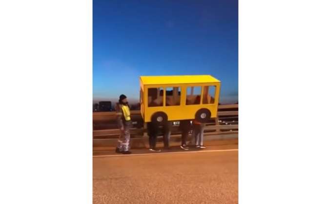 Четверо мужчин пытались пересечь мост во Владивостоке в виде автобуса