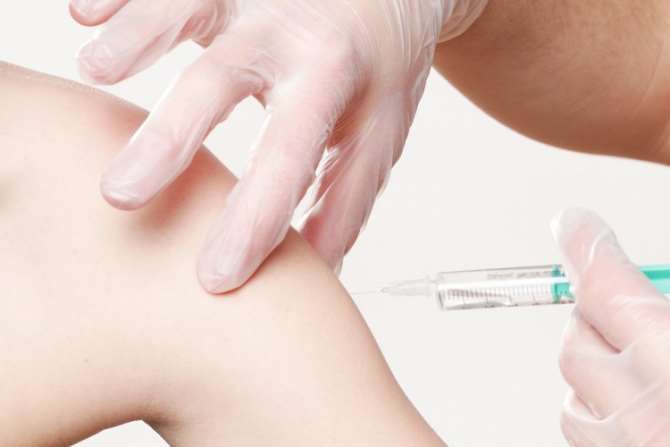 Медработников хотят подвергать наказанию за призывы не ставить прививки