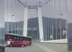 В КНР женщина напала с кулаками на водителя — автобус упал с моста
