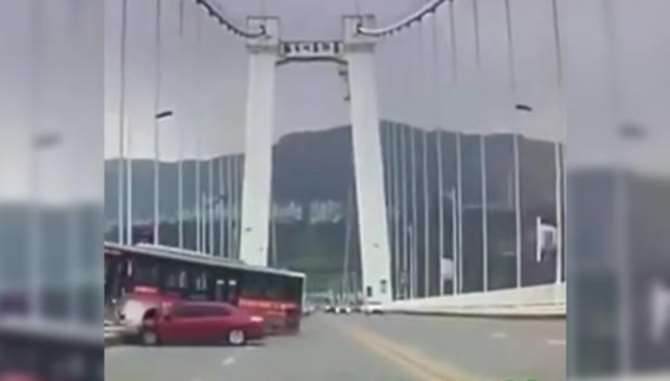 В КНР женщина напала с кулаками на водителя — автобус упал с моста