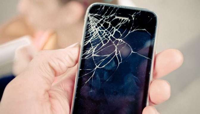 Каждый час в США практически 6000 телефонов получают повреждения экрана