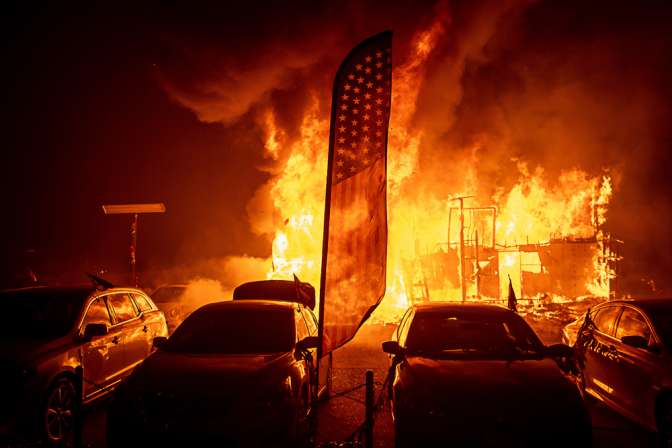 Число погибших пожаров в Калифорнии возросло до 48