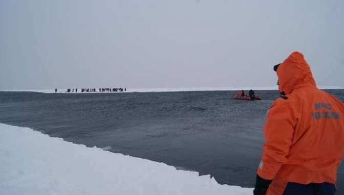 Группу оленеводов уносит на льдине в Северный Ледовитый океан от берегов Якутии