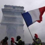 Милиция Парижа применила слезоточивый газ против протестующих