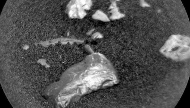 На Марсе найден блестящий предмет