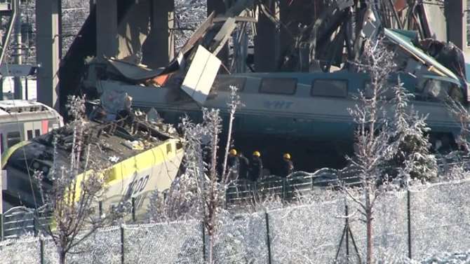 В Анкаре пассажирский поезд врезался в путепровод, минимум четверо погибших