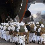 Украина перебрасывает войска к побережью Черного и Азовского морей, объявил Порошенко