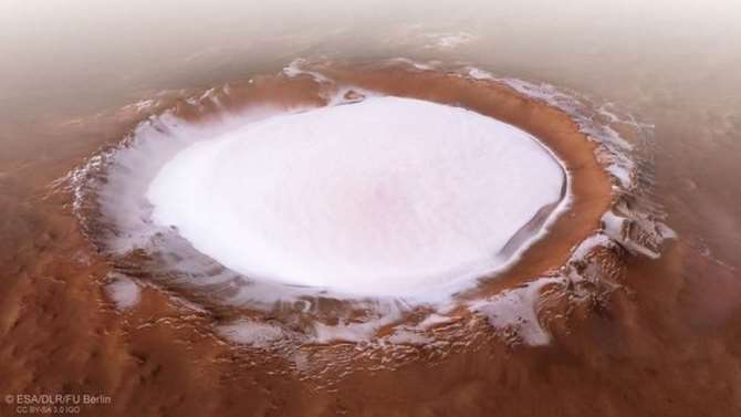 Размещены фотографии заснеженного кратера на Марсе