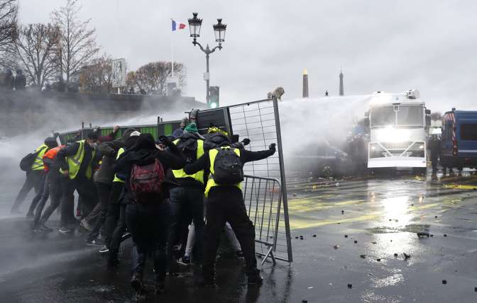 Число пострадавших в итоге беспорядков в столице франции возросло до 65 человек