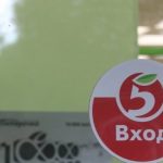 На Плякина иностранная машина протаранила стеклянные двери и въехала в магазин