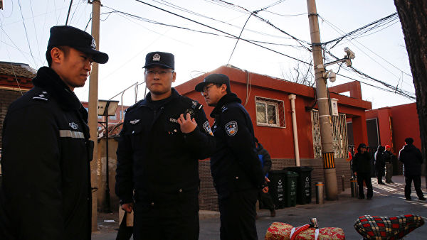 В Пекине мужчина напал на учеников: пострадали 20 детей