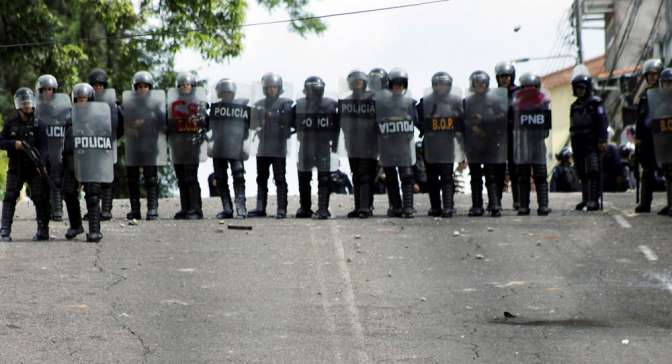 Спецназ применил слезоточивый газ для разгона приверженцев мятежа в Каракасе
