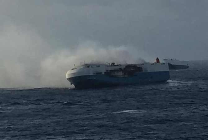 Горящее судно с тысячами авто на борту дрейфует в Тихом океане