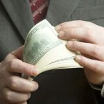 РФ опустилась на 138-ое место в рейтинге восприятия коррупции населением