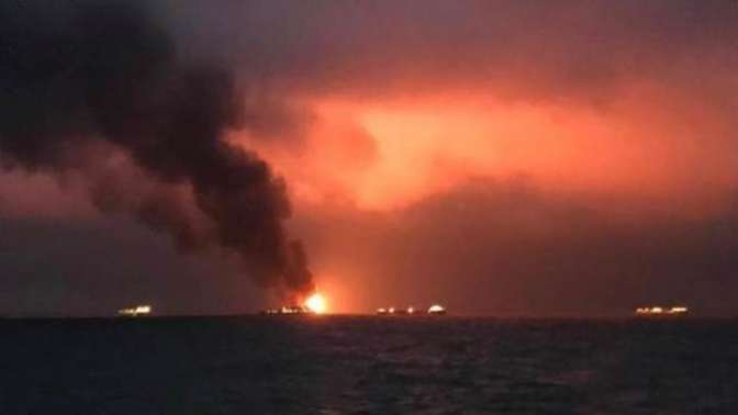 Сутки пожара среди воды. Горящие в Чёрном море танкеры сняли на видео