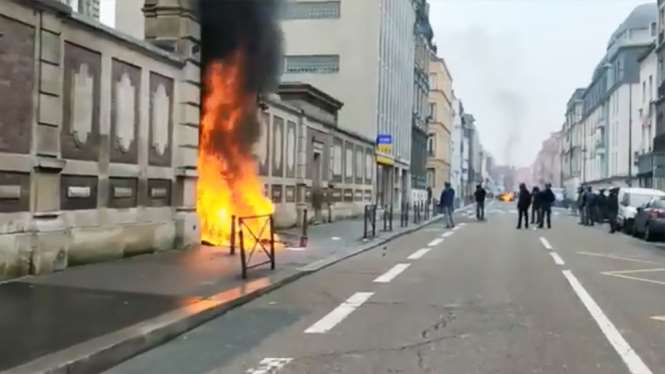 Протестующие подожгли дверь Банка Франции в Руане