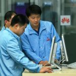 Huawei урезала заработную плату двум сотрудникам за публикацию твита с айфона