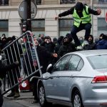 «желтые жилеты» начали манифестации в Париже и некоторых крупных городах Франции