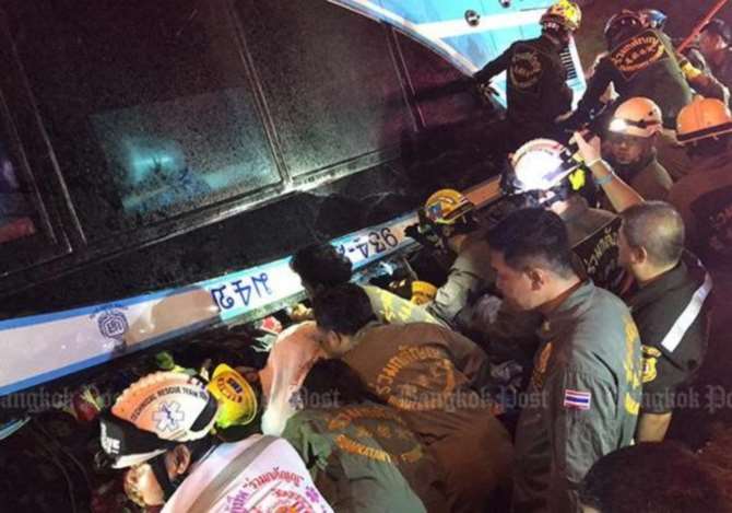 Двухэтажный туристический автобус перевернулся в Таиланде. Шестеро погибших