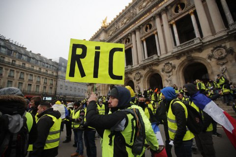 В столице франции разогнали манифестантов «желтых жилетов»