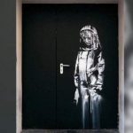 В столице франции вырезали и украли рисунок Бэнкси, посвященный теракту 2015 года