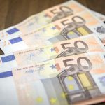 На торгах 28 января евро и доллар подорожали
