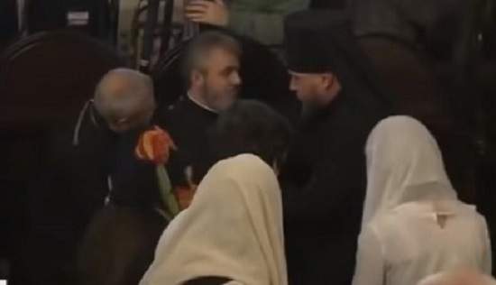 Священник упал рядом с Порошенко на вручении томоса