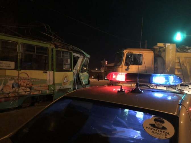 Девушка пострадала при столкновении грузового автомобиля с трамваем на улице Напольная