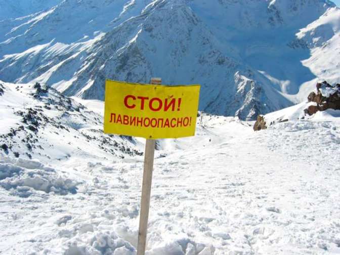 Полторы сотни машин заблокированы в горах Крыма из-за схода снега