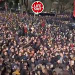 Протестующие в Албании атакуют строение руководства