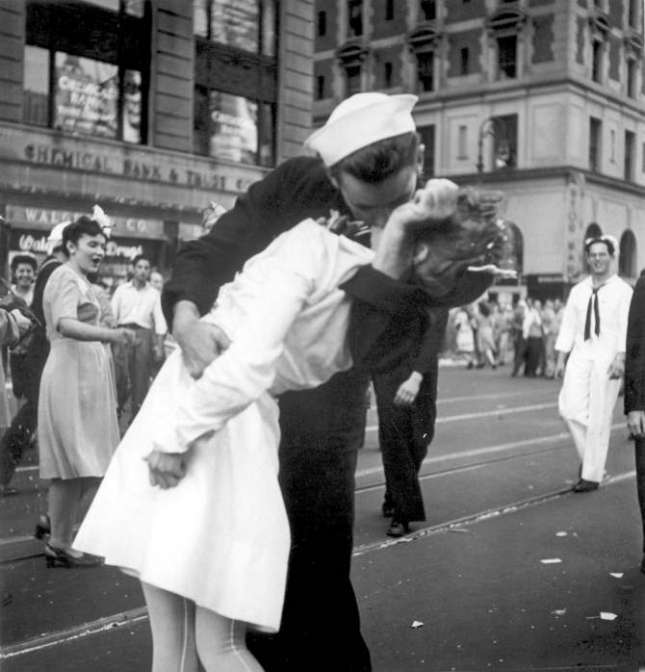 Скончался моряк с легендарной фотографии «Поцелуй на Таймс-сквер»