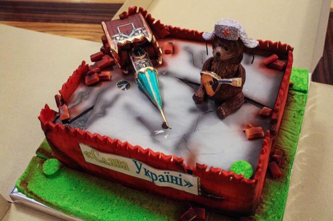 Развалины Кремля. Украинскому министру подарили на день рождения удивительный торт
