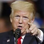 Стена из людей: Трамп пригрозил мигрантам армией