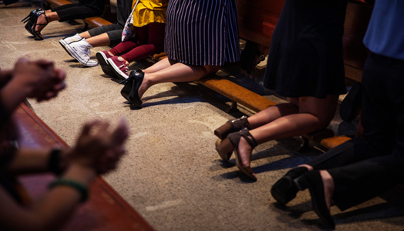 Прихожане молятся во время мессы в главном храме Гуама — Соборе Сладчайшего Имени Марии Фото: David Goldman / AP